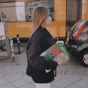 Stolz mit ihrer Vogue: Leni Klum am Alexanderplatz in Berlin