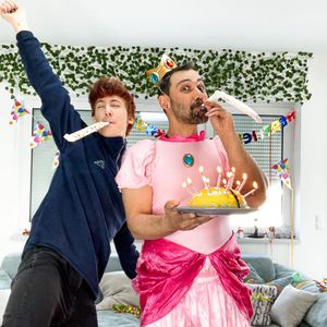 Pretty in Pink: Leon Content feiert Geburtstag seines Vaters