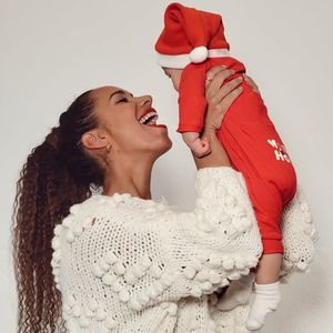 Erstes Weihnachten: Leona Lewis teilt süßes Pic mit Baby