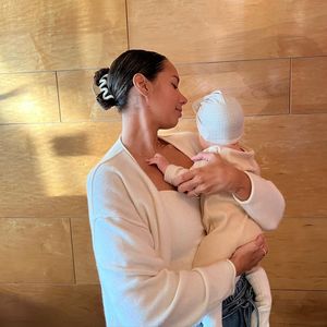 Partnerlook: Leona Lewis posiert mit ihrer Tochter Carmel