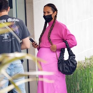 Babybauch-Show geht weiter: Leona Lewis zeigt sich in Pink