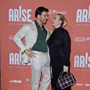 Sie strahlt Leo Freier an: Erste Fotos von Caonas Babybauch
