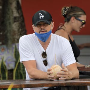 Mit Kippe und Kokosnuss: Leo DiCaprio entspannt auf Hawaii