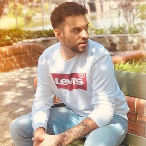 Postfach voller Homophobie: Leroy Leone teilt heftige DMs