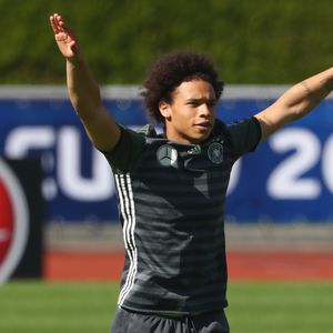 Endlich fertig! DFB-Star Leroy Sané zeigt sein Rücken-Tattoo