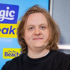 So lustig reagiert Lewis Capaldi auf Fan-Antrag bei Konzert