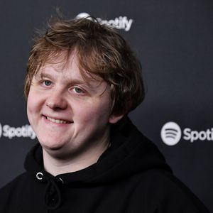 Rothaarige Schönheit: Ist das Lewis Capaldis neue Freundin?