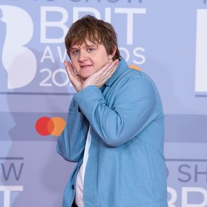 Vergeben: Lewis Capaldi gibt Einblick in neue Beziehung!