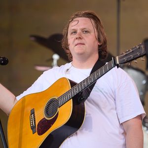 Fans unterstützen Lewis Capaldi nach Tourette-Tics auf Bühne
