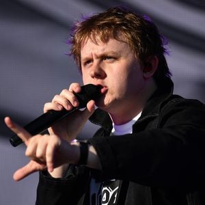 Zu cool für Zug-Fraß? Lewis Capaldi bestellt sich eine Pizza