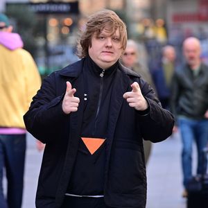 Lewis Capaldi überrascht Fans auf Flug mit Live-Performance!