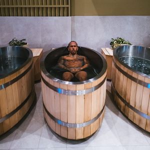 Rennfahrer Lewis Hamilton hält seinen Adoniskörper in Form!