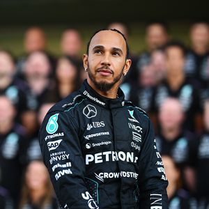Mercedes-Abschied: Lewis Hamilton versteigert Rennanzug