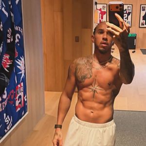 Oberkörperfrei: Lewis Hamilton begeistert mit heißem Selfie