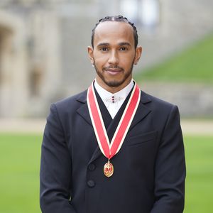 Von Prinz Charles statt Queen: Hamilton zum Ritter ernannt!