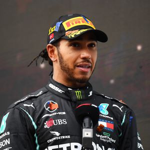 Formel 1 muss warten: Rennfahrer Lewis Hamilton hat Corona