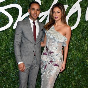 Fanboy? Lewis Hamilton planscht mit Biebs-Shorts im Urlaub