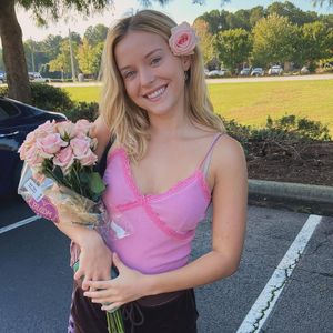 Lexi Minetree trägt Kultkleid für "Natürlich blond"-Prequel