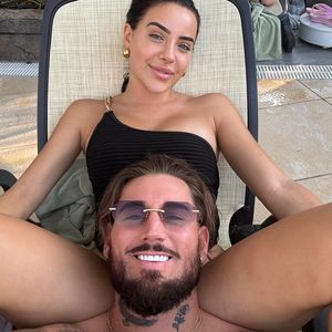 Mike Heiter macht es sich zwischen Leylas Beinen "gemütlich"