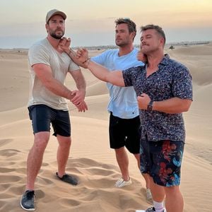 Großer Familientrip: Hemsworth-Brüder urlauben in Abu Dhabi