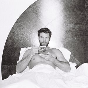 Liam Hemsworth schickt heiße Ostergrüße aus seinem Bett