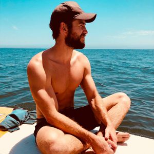 Exzessiver Sport-Marathon? Liam Hemsworth mit Mega-Muckis!
