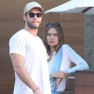So bleibt Liam Hemsworths Freundin trotz Fame bodenständig