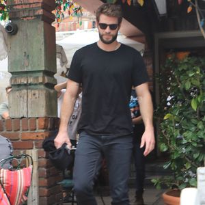 Liam Hemsworth und Freundin zusammen beim Lunch gesichtet