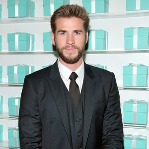 Es wird ernst: Liam Hemsworth sucht sich Scheidungsanwältin