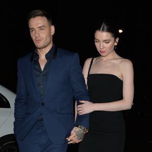 Liam Payne und seine Maya Händchen haltend auf Fashion-Event