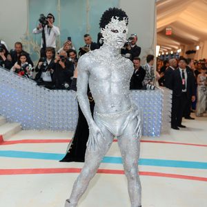 Lil Nas X als glitzerndes Alien im Tanga bei der Met Gala!