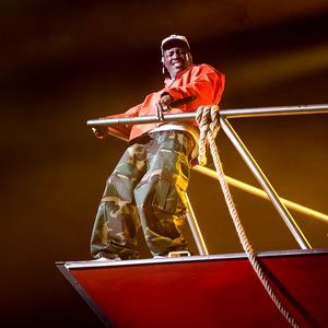 Rapper Lil Yachty stürzt während Auftritt von der Bühne