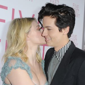 Liebes-Beweis: Hier knutscht "Riverdale"-Paar Lili und Cole!