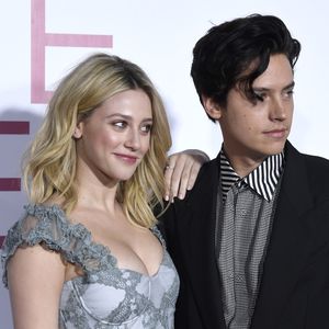 Cole Sprouse macht sich über Trennungs-News mit Lili lustig