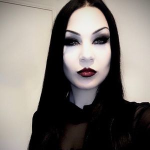 Bluttrinkendes Model hält sich für 600 Jahre alten Vampir