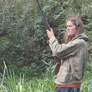 Papas Ebenbild: Lilli Schweiger posiert mit Waffe und Kippe