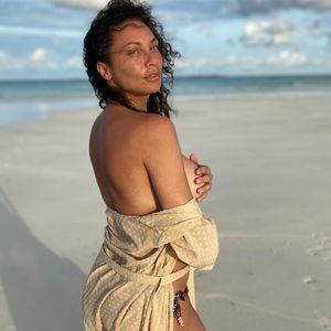 Hauch von nichts: Lilly Becker bedeckt Brüste nur mit Hand