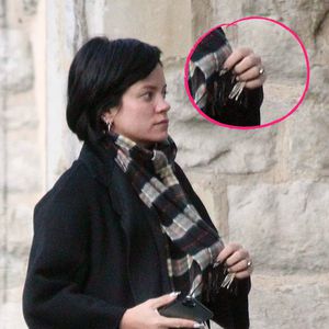 Schon mit David verlobt? Lily Allen trägt verdächtigen Ring