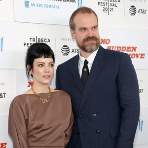 Während Lily Allens Therapie: David genießt Basketballspiel