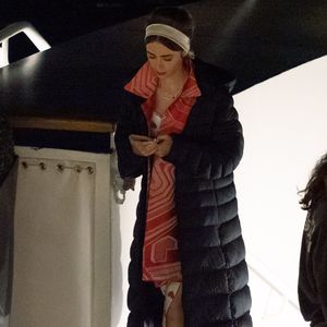 "Emily in Paris" im Winter? Lily Collins am Set gesichtet