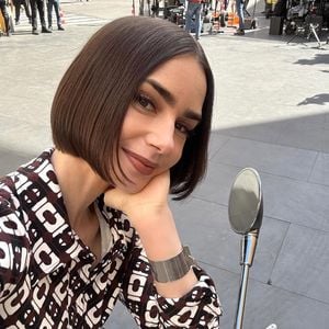 Lily Collins glänzt ganz in Rot bei Dreh zu "Emily in Paris"