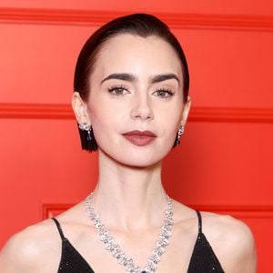 Lily Collins verzaubert Paris im gewagten schwarzen Kleid