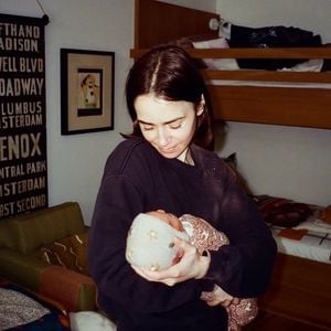 Lily Collins Tochter Tove hört schon jetzt Opa Phils Musik