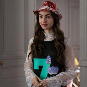 "Geschenk": Lily Collins reagiert auf "Emily in Paris"-Hate