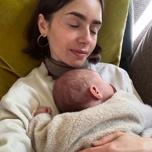 Lily Collins' Tochter verzaubert mit Flieder-Look am Set