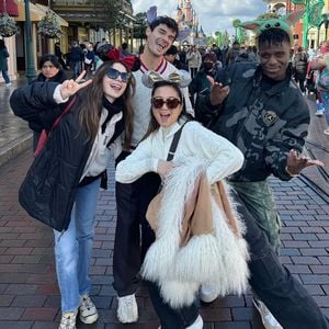 "Emily in Paris"-Stars genießen einen Tag im Disneyland!