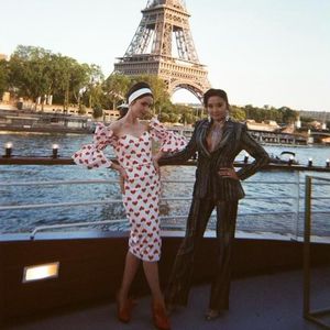 Einblick: Lily Collins teilt Fotos vom "Emily in Paris"-Dreh