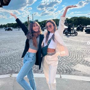"Emily in Paris"-Dreh: Lily Collins ist mit Ashley vereint!