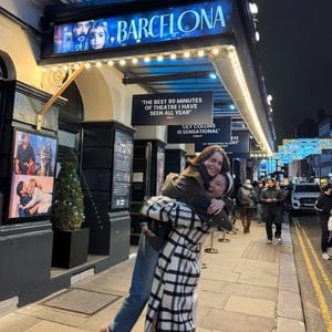 Süß: Ashley Park unterstützt Lily Collins bei West-End-Show