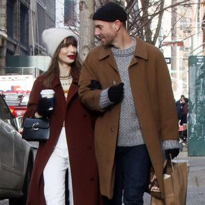 Stylishes Duo: Lily Collins turtelt mit Charlie in New York